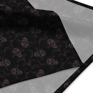 Pañuelo de calavera oscura, elegante tela floral con filigrana para pañuelo de bruja, pañuelo de tarot, collar gótico para perro, pañuelo académico espeluznante o bufanda gótica