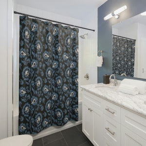 Cortina de ducha con calavera gótica. Macabros huesos victorianos de damasco azul y negro, con un toque floral para una decoración espeluznante. Inauguración de una casa oscura. imagen 6