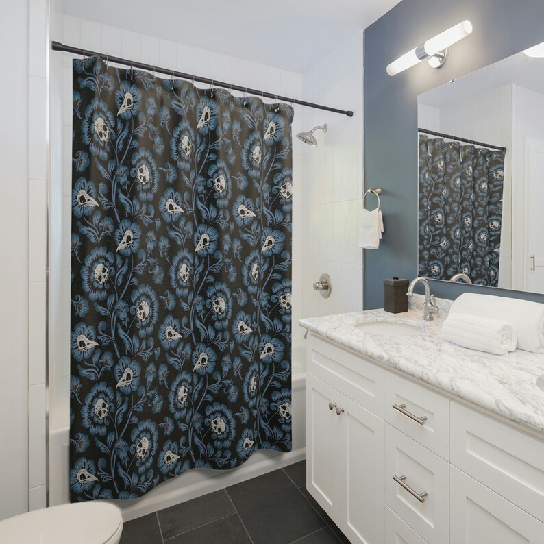 Cortina de ducha con calavera gótica. Macabros huesos victorianos de damasco azul y negro, con un toque floral para una decoración espeluznante. Inauguración de una casa oscura. imagen 6