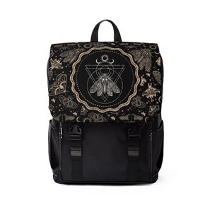 Cartable Witchy Cicada avec motif occulte de papillons de nuit et de scarabées du milieu universitaire. Un cadeau de sac à dos d'école effrayant pour un étudiant fantaisiste ou un nomade numérique
