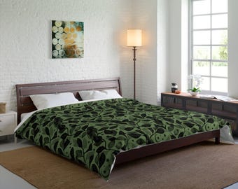 Könnte beinhalten: Ein grüner und schwarzer Bettwäschebezug mit einem Blattdesign. Der Bettwäschebezug liegt auf einem Bett mit einem Holzrahmen und weißen Kissen. Das Bett steht in einem Schlafzimmer mit einer weißen Backsteinwand, einem Fenster und einer Lampe.