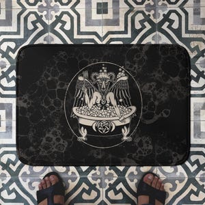 Bathomet Badematte Lustiges satanisches Wortspiel Badezimmerdekor, okkulter Humor Duschteppich, Einweihungsgeschenk für Metalhead, Goth Baphomet Art Home Akzent