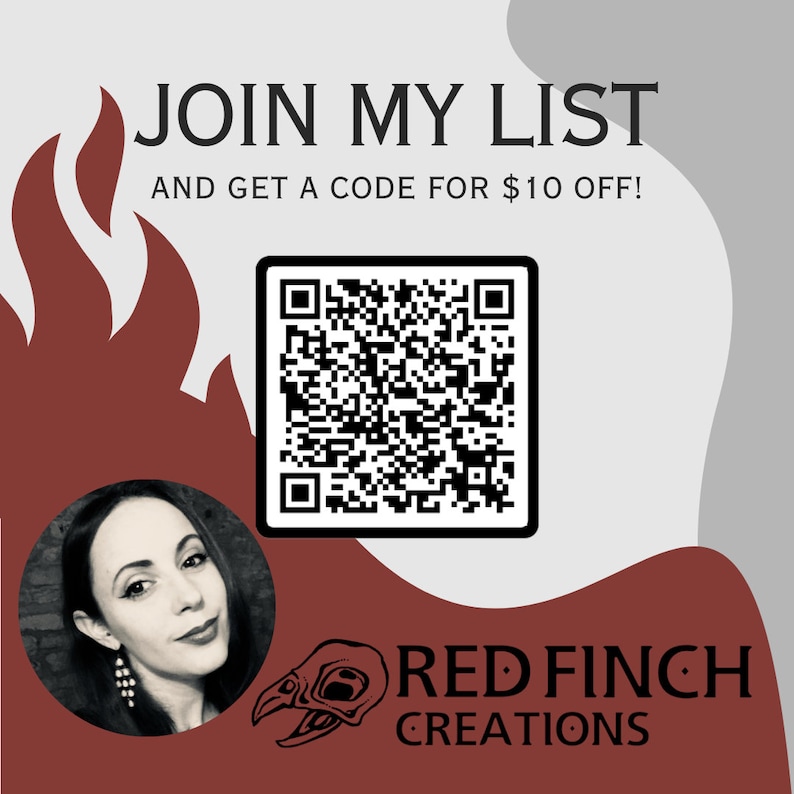 以下が含まれることがあります： 「JOIN MY LIST AND GET A CODE FOR $10 OFF!」というテキストが書かれた赤と白のQRコード。黒と白の女性の写真で、長い黒髪と赤い鳥のロゴに「RED FINCH CREATIONS」というテキストが書かれている。