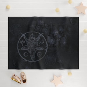 Kocyki do otulania Baphomet. Elastyczny kocyk dla niemowląt Little Devil. Okultystyczny gotycki otulacz dla niemowląt. Czarownicowy wiccan nowonarodzony czarny prezent na baby shower