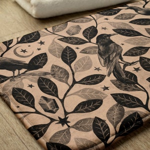 Tappetino da bagno Witchy Raven, tappeto da doccia con decorazioni botaniche ad acquerello, corvi magici e cristalli in beige e nero per un tocco gotico al bagno.