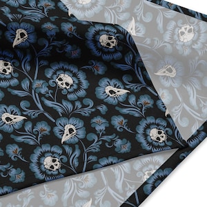 Pañuelo de calavera victoriano, tela floral gótica azul versátil para usar como pañuelo de bruja, pañuelo de tarot, collar de perro, pañuelo espeluznante, bufanda macabra