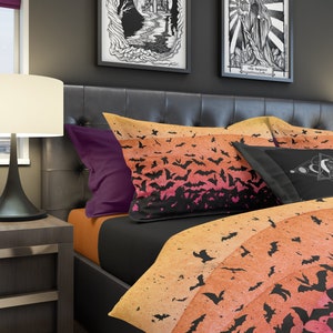 Ropa de cama de murciélagos al atardecer: vibrantes murciélagos voladores con un cielo gótico colorido. Opciones de funda nórdica y funda de almohada. Decoración espeluznante y hermosa para el hogar con temática de brujas.