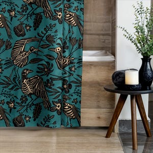 Cortina de ducha con esqueleto floral, decoración de baño de arte popular botánico con linograbado macabro, calaveras de pájaros y flores en verde azulado y negro para baño gótico.