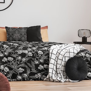 Gothic Floral Comforter, Cozy Black & White Spooky Skull Flower Quilt. Dark Cottagecore Whimsigoth Bedspread Duvet for Bedroom Decor Vibes