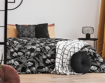 Gothic Floral Comforter, Cozy Black & White Spooky Skull Flower Quilt. Dark Cottagecore Whimsigoth Bedspread Duvet for Bedroom Decor Vibes