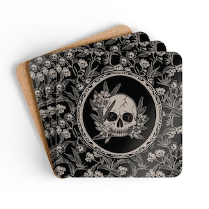 Könnte beinhalten: Set mit vier schwarzen Untersetzern mit einem weißen Totenkopf und floralem Design. Der Totenkopf ist von einem Kreis mit einem floralen Muster umgeben. Der Hintergrund ist ein schwarz-weißes Blumenmuster.