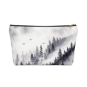 Astuccio per pittura Misty Forest. Porta matite, articoli per l'arte o trucchi con stile con questa borsa per accessori da pittura con acquerello e montagne nebbiose. Ottimo regalo