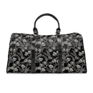 Gothic Floral Reisetasche - Wasserdicht und stilvoll mit schwarzem, gruseligem Schädelblumendruck, perfekt für Witchy Dark Cottagecore Overnight Abenteuer