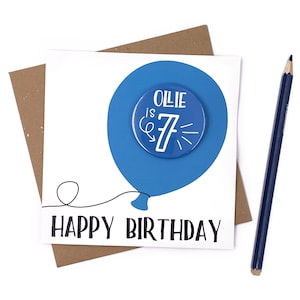Cartão de aniversário personalizado com crachá de botão de aniversário removível, QUALQUER nome ou idade, cartão de crachá de aniversário de balão azul para menino ou menina