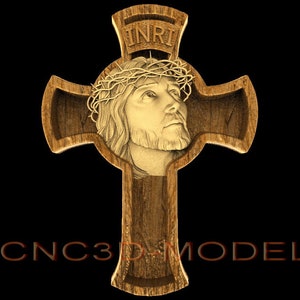 Pu&ograve; includere: Una croce in legno marrone con un rilievo scolpito di un volto che indossa una corona di spine. Il testo INRI &egrave; inciso sulla parte superiore della croce. Il testo CNC3D-MODELS &egrave; visibile in basso. Il design ha una finitura a venature del legno.