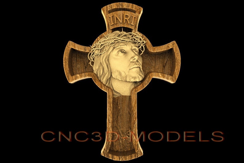 Pu&ograve; includere: Una croce in legno marrone con un rilievo scolpito di un volto che indossa una corona di spine. Il testo INRI &egrave; inciso sulla parte superiore della croce. Il testo CNC3D-MODELS &egrave; visibile in basso. Il design ha una finitura a venature del legno.