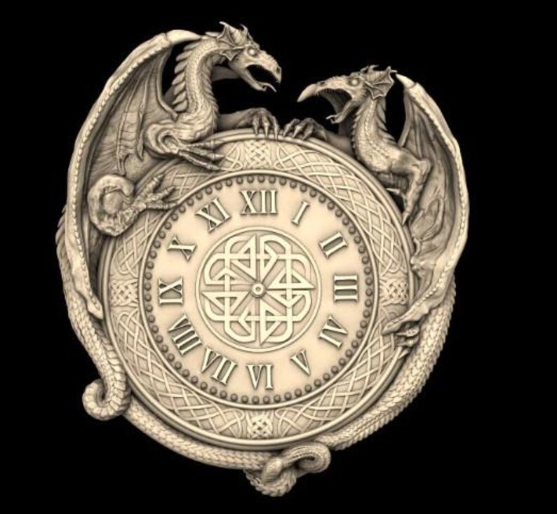 K&ouml;nnte beinhalten: Ein dekoratives Zifferblatt mit r&ouml;mischen Ziffern, umgeben von zwei kunstvoll geschnitzten Drachen. Das Zifferblatt hat im Zentrum ein keltisches Knotendesign.