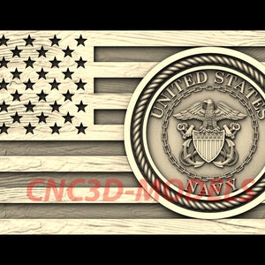 K&ouml;nnte beinhalten: Eine Holzschnitzerei des Siegels der US Navy. Das Siegel ist von einem Seilrand umgeben und zeigt einen Adler mit einem Schild und Ankern. Das Siegel befindet sich auf einem Holzgrund, der einer amerikanischen Flagge &auml;hnelt.