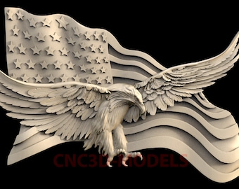 Può includere: Una scultura in legno scolpita in 3D di un'aquila calva americana con le ali spiegate, posata su una bandiera americana che sventola. La testa dell'aquila è girata di lato e gli artigli afferrano la bandiera.