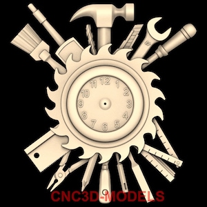 Puede incluir: Un reloj de hoja de sierra circular con una variedad de herramientas dispuestas a su alrededor, incluyendo un martillo, una llave inglesa, un pincel y una regla. La esfera del reloj tiene números romanos y una aguja negra. El texto "CNC3D-MODELS" está en la parte inferior de la imagen.