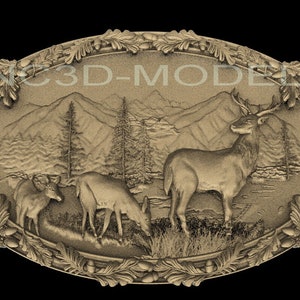 Puede incluir: Una talla de madera detallada de una familia de ciervos en un entorno boscoso. La talla presenta un ciervo grande con cuernos, una cierva y un cervatillo. El fondo incluye árboles, montañas y un arroyo. La talla está enmarcada con un diseño de hojas de roble y bellotas.