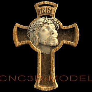 Pu&ograve; includere: Una croce in legno con un rilievo scolpito del volto di Ges&ugrave; che indossa una corona di spine. La parte superiore della croce mostra le lettere INRI. Il testo CNC3D-MODELS &egrave; visibile in basso. Il design ha una finitura con venature del legno.