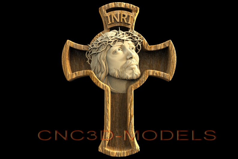 Pu&ograve; includere: Una croce in legno con un rilievo scolpito del volto di Ges&ugrave; che indossa una corona di spine. La parte superiore della croce mostra le lettere INRI. Il testo CNC3D-MODELS &egrave; visibile in basso. Il design ha una finitura con venature del legno.