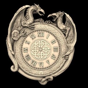 K&ouml;nnte beinhalten: Ein dekoratives Zifferblatt mit r&ouml;mischen Ziffern, umgeben von zwei kunstvoll geschnitzten Drachen. Das Zifferblatt hat im Zentrum ein keltisches Knotendesign.