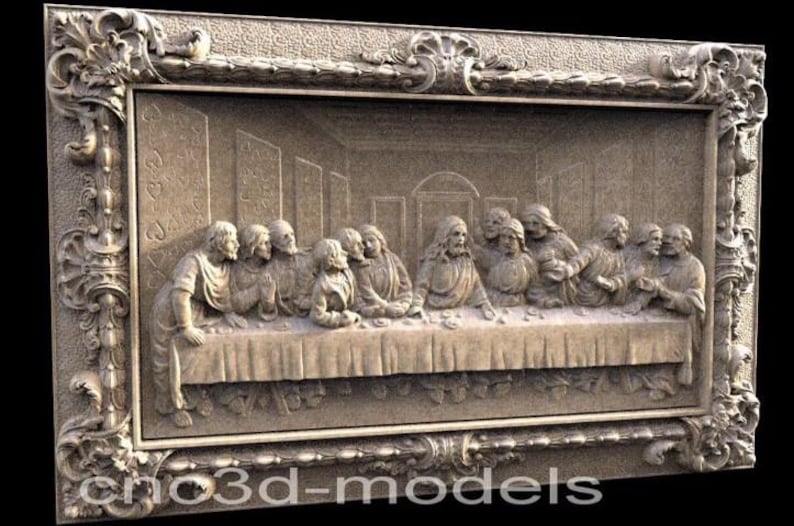 Puede incluir: Una talla tridimensional detallada de La &Uacute;ltima Cena, enmarcada en un marco de madera ornamentado. La talla representa a Jes&uacute;s y sus disc&iacute;pulos reunidos alrededor de una mesa, con intrincados detalles en sus ropas y expresiones faciales.