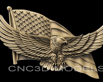 Può includere: Una scultura in legno intagliata in 3D di un'aquila calva americana con le ali spiegate, che tiene una bandiera americana negli artigli. L'aquila e la bandiera sono entrambe intagliate in uno stile realistico, con dettagli intricati.