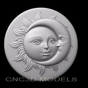 Op de afbeelding: Een cirkelvormige, grijze reliëfsculptuur met de zon en maan met menselijke gezichten. De zon heeft stralende stralen en de maan is halvemaanvormig en omarmt de zon. De tekst "CNC3D-MODELS" staat onderaan.
