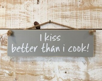 I Kiss Better THAN I COOK Wandschild Eisen I Kiss Better THAN I COOK Wandschild Eisen