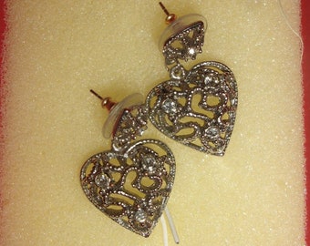 Vintage earrings, heart-shaped dangling earrings in silver metal and rhinestones