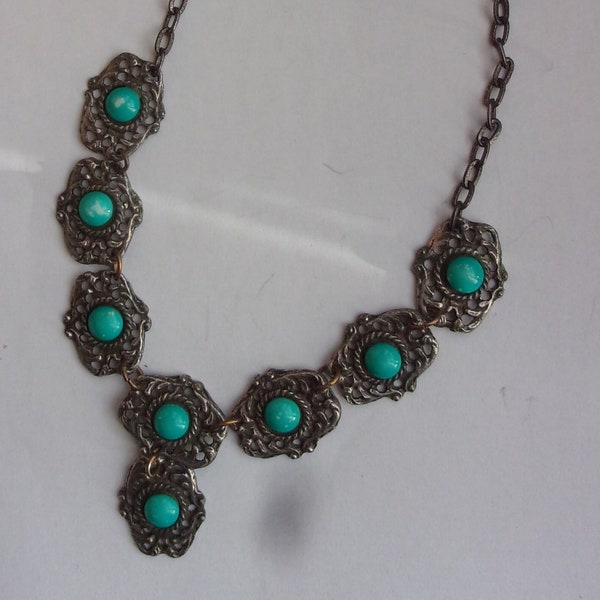 Collier en métal argenté ,collier ethnique perles vertes