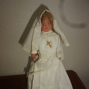 Poupée collection communiante en aube ,poupée boite dragées ,poupée celluloid