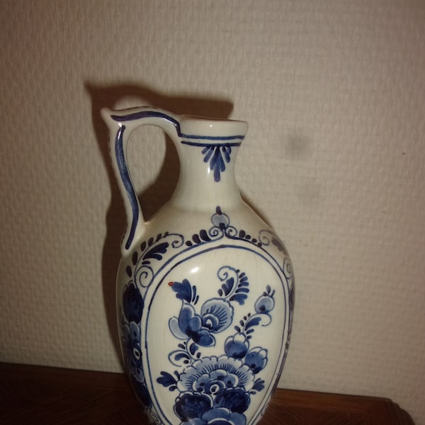 Petit vase ancien en DELFT peint a la main ,vase vintage signé ls 16900