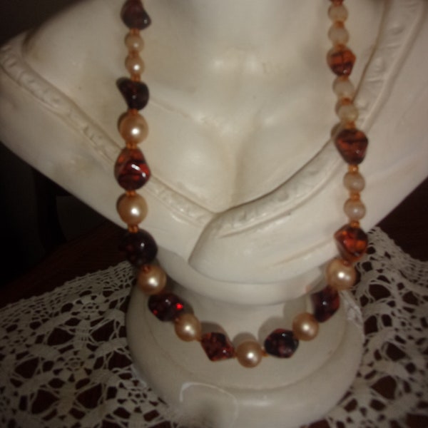 Collier vintage ,collier en perles verres marrons et perles nacres