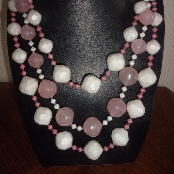 Collier vintage triple rangs ,collier perles plastiques roses et blanches