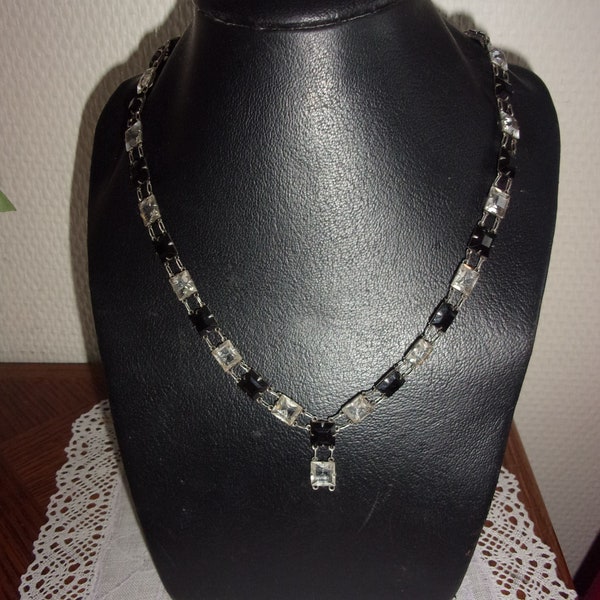 collier métal argente et perles carrés en verres transparentes  et noires taillées en pointes