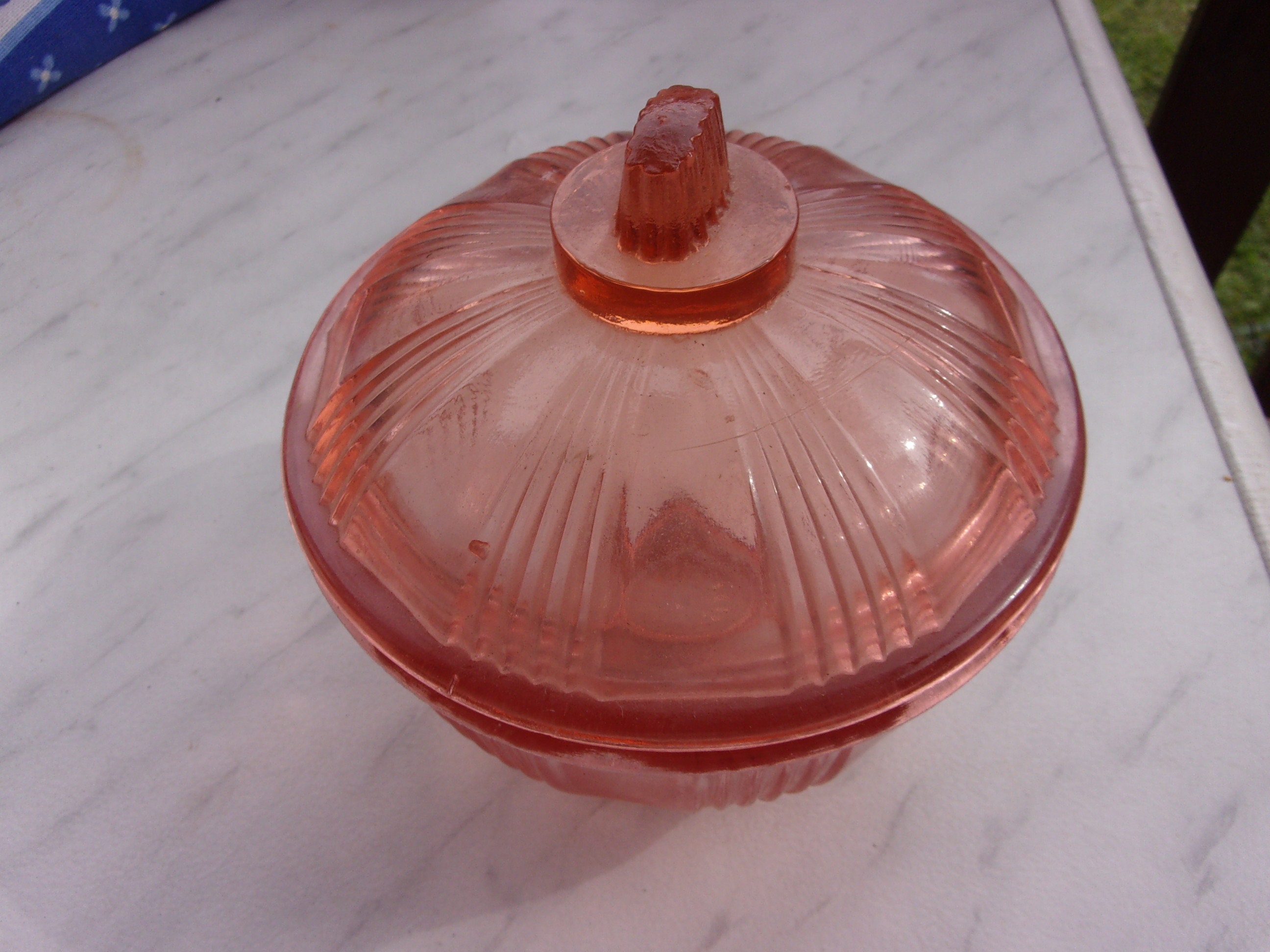 Sucrier Vintage en Verre Moulé Rose , Sucrier ou Bonbonniére Années 50