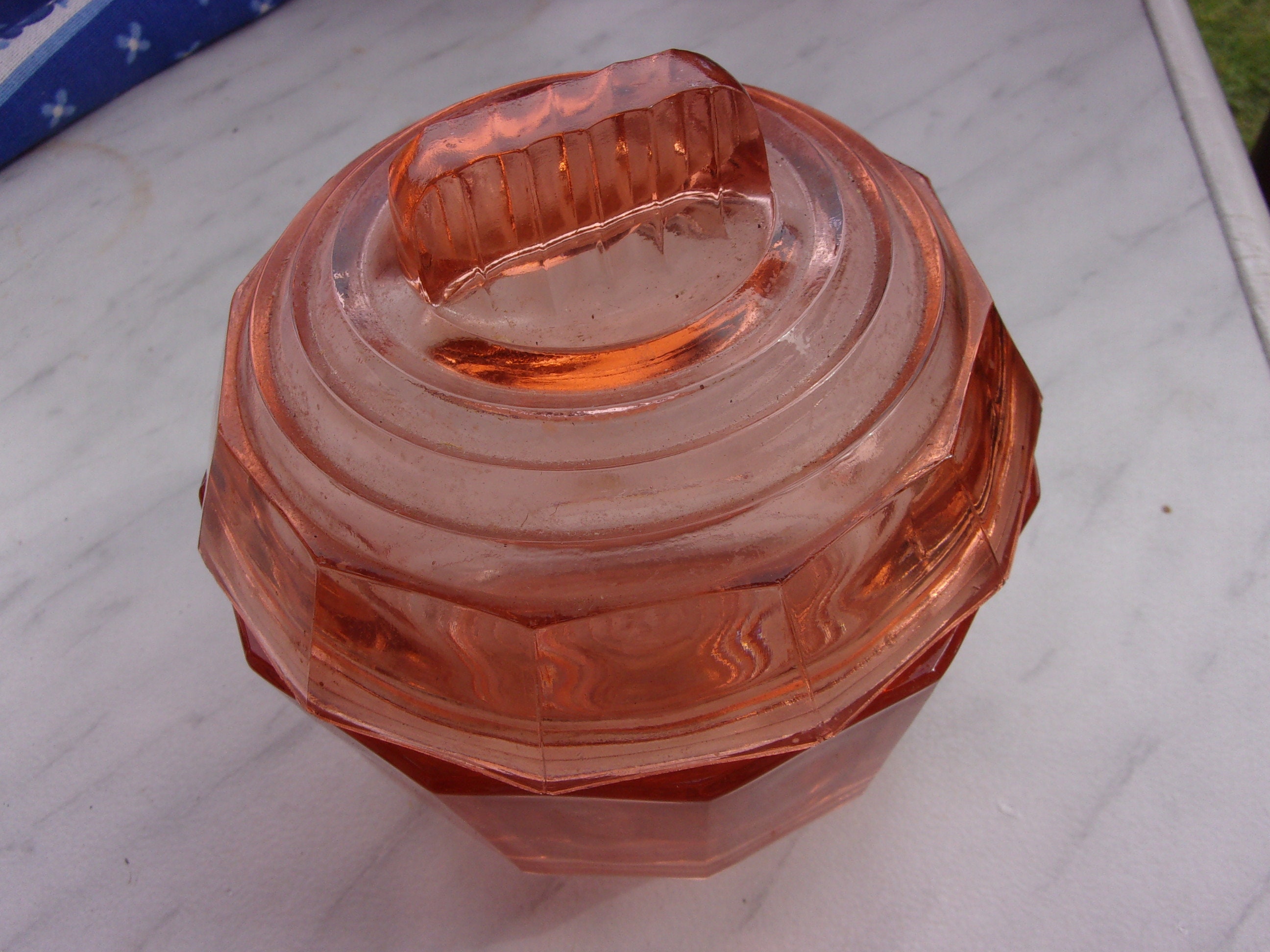 Sucrier Vintage en Verre Moulé Rose , Sucrier ou Bonbonniére Année 50