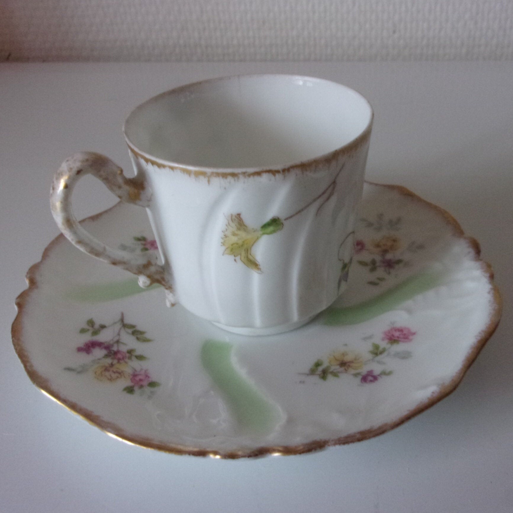 Petite Tasse et Soucoupe en Porcelaine Ancienne , Tasse Vintage