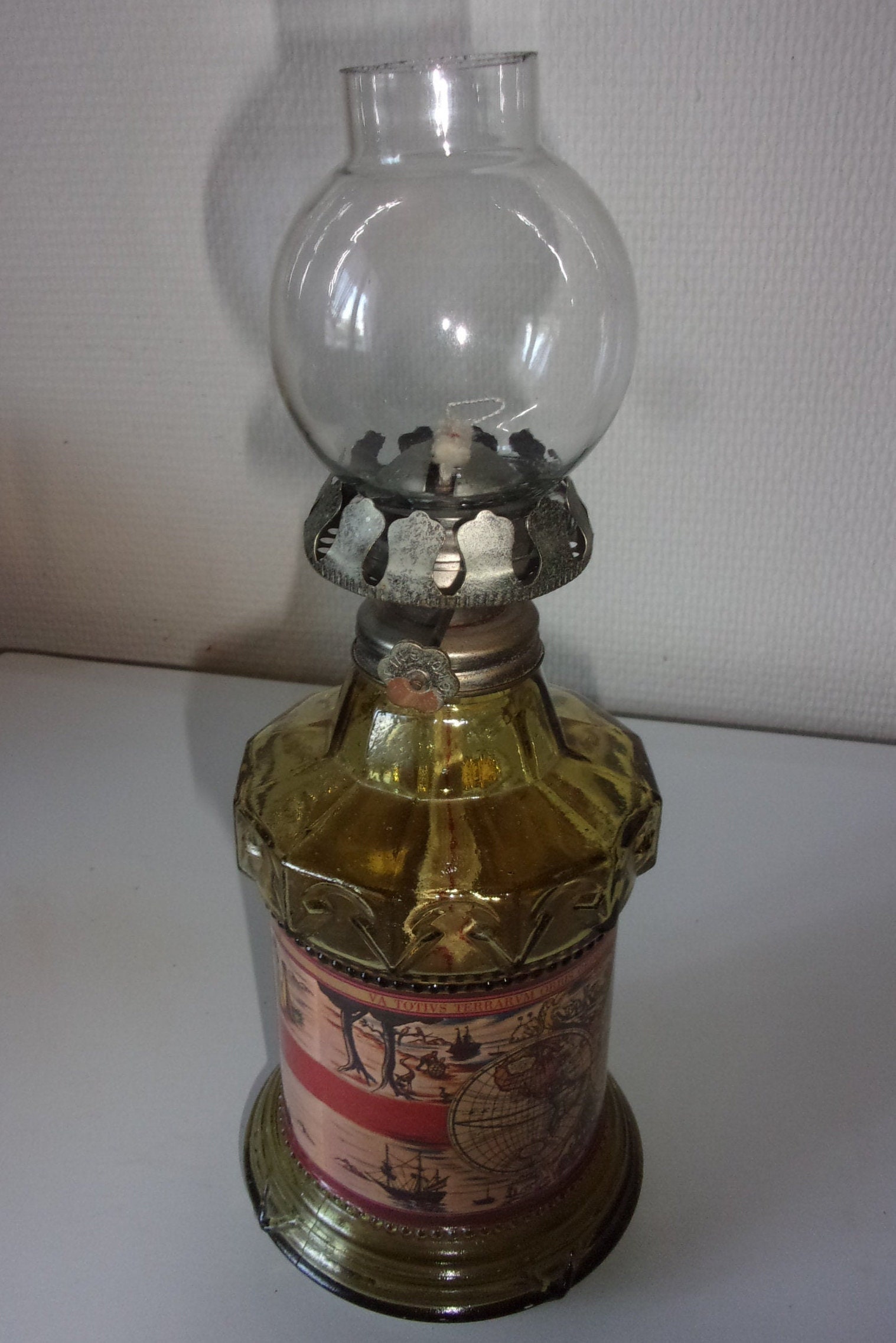 Lampe E Pétrole Vintage , Lampe en Verre Moulé Décor Mappemonde ,