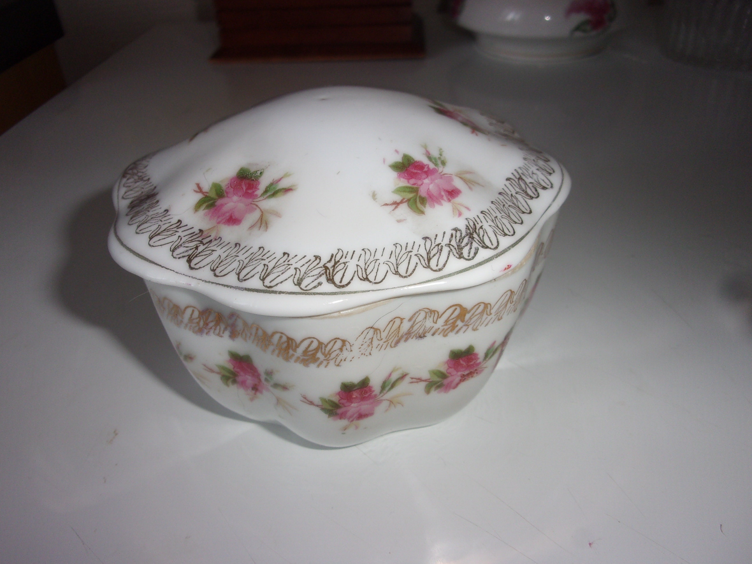 Bonbonnière Vintage en Porcelaine , Bonbonnière Ancienne Decor Roses