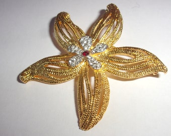 Broche vintage ,broche musée des arts décoratifs forme étoile ,jolie broche métal doré et strass
