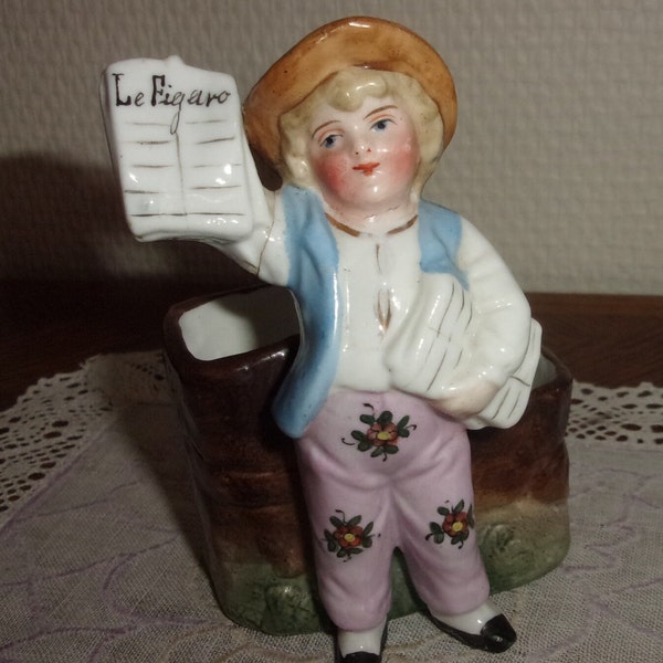 Figurine en biscuit vendeur de journaux ,figurine ancienne hauteur 10 cm