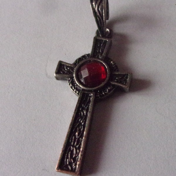 Pendentif croix métal argenté et pierre rouge ,pendentif vintage