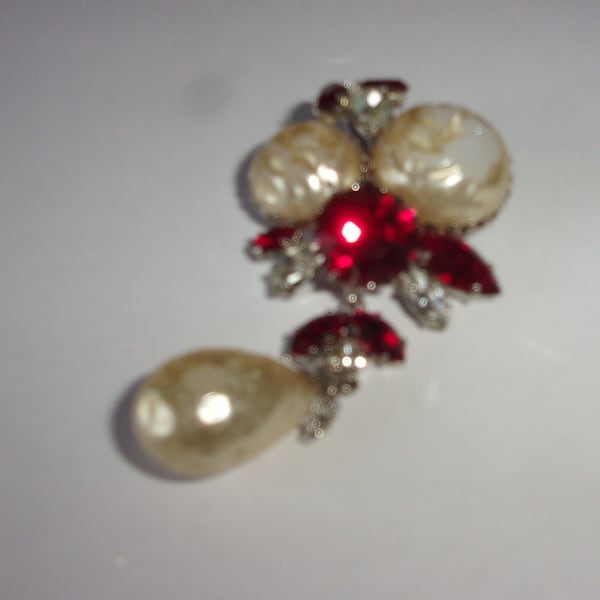 Broche vintage starss rouges et blancs et perles nacrées ,broche avec pendants