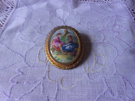 Broche Ancienne Limoges – Porcelaine Et Métal Doré – Motif Dame – Vintage