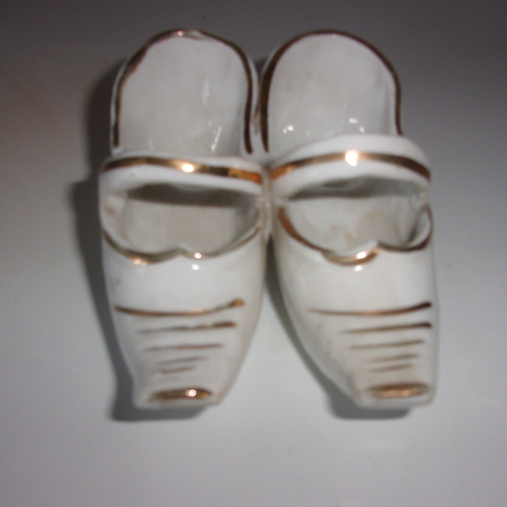 Salière en Porcelaine , Salière Paire de Chaussures Blanche et Doré Ancienne